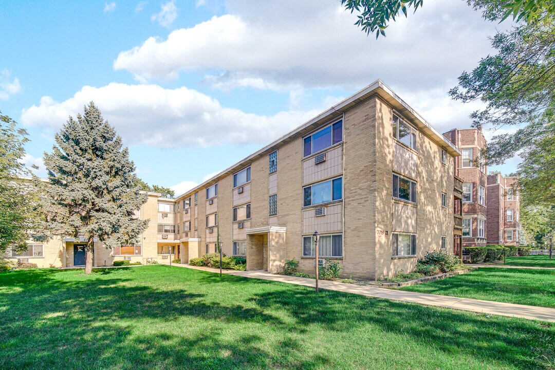 7019 N Ridge Blvd in Chicago, IL - Building Photo