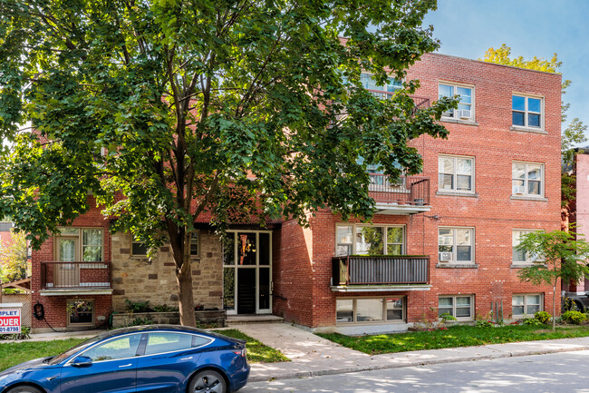 14 Weredale Park Rue in Westmount, QC - Building Photo - Building Photo