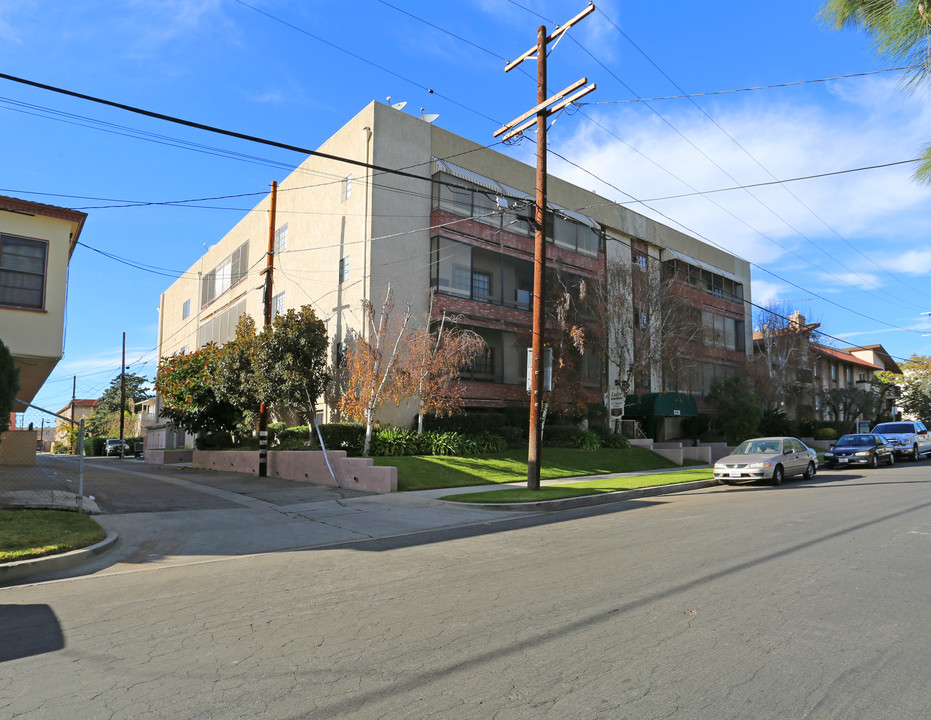 5221 Bellingham Ave in Valley Village, CA - Building Photo