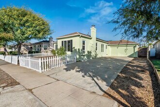 4565 Estrella Ave in San Diego, CA - Foto de edificio - Building Photo