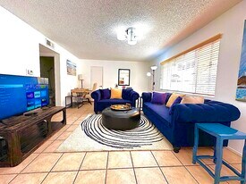 18555 Collins St in Los Angeles, CA - Building Photo