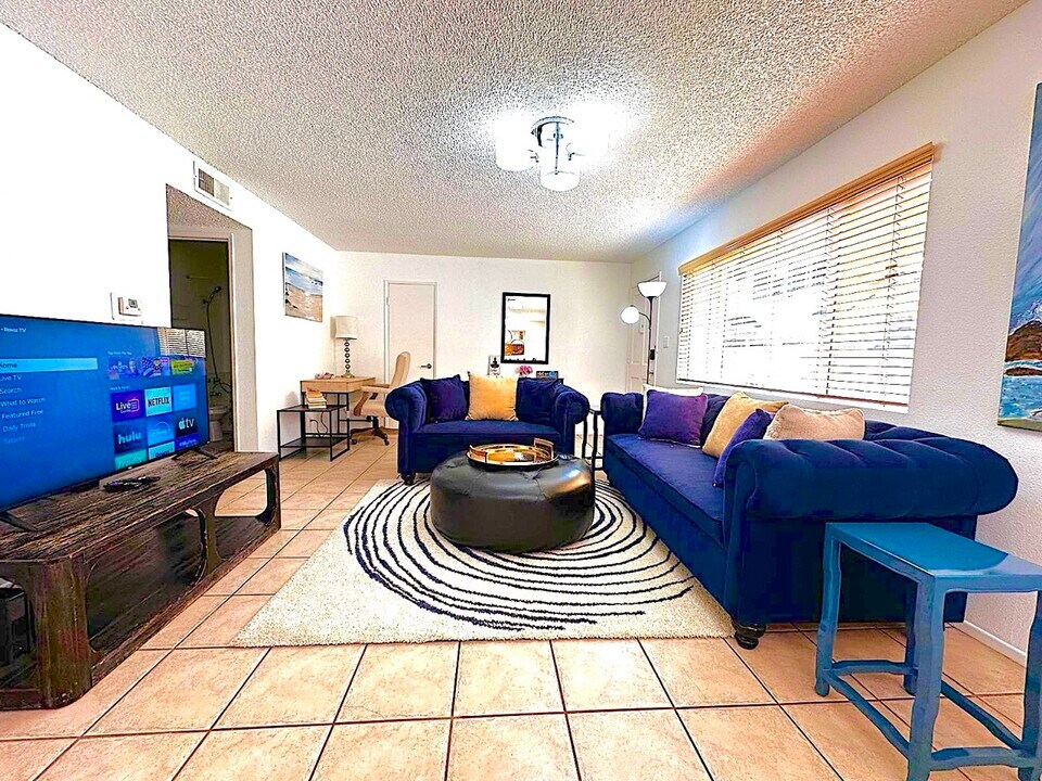 18555 Collins St in Los Angeles, CA - Building Photo