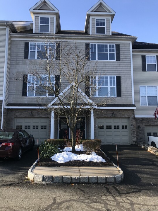 92 Woodcrest Ln in Danbury, CT - Building Photo