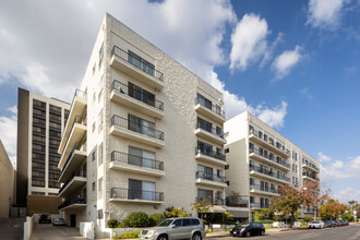 Beverly Towers Condominiums in Los Angeles, CA - Building Photo - Building Photo