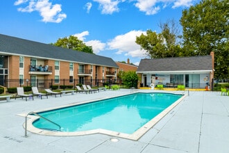 Kings Pointe Apartments - Warren, MI in Warren, MI - Building Photo - Building Photo