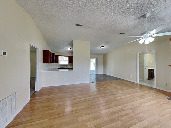 137 Rebecca Dr NE in Winter Haven, FL - Foto de edificio - Building Photo