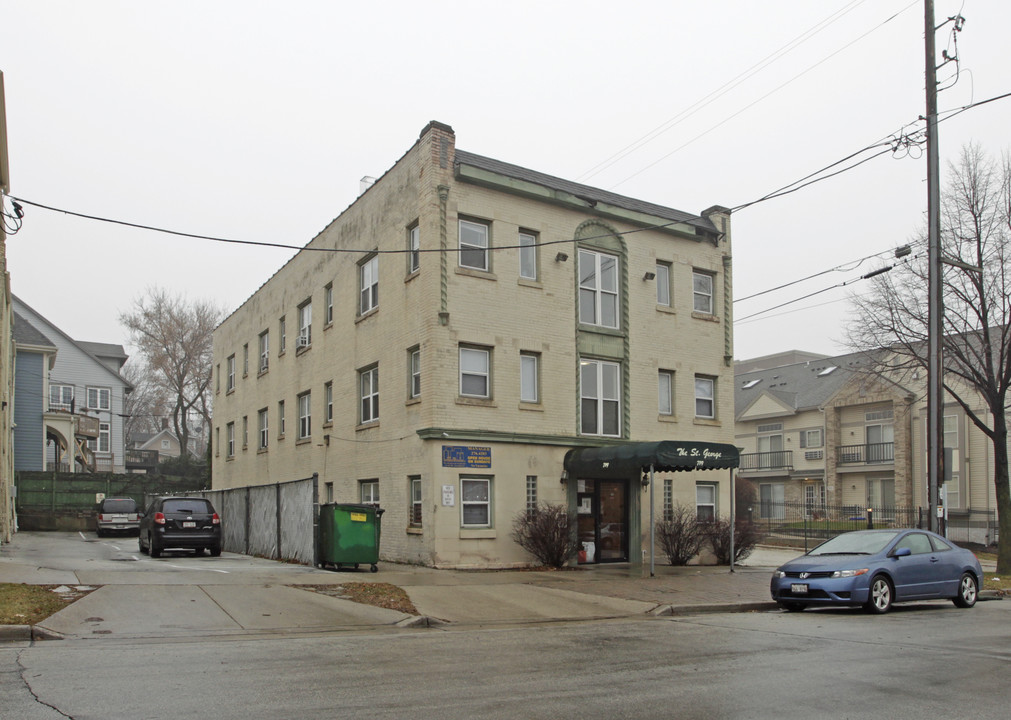 719 E Pleasant St in Milwaukee, WI - Building Photo