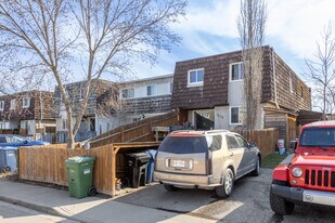 7626 24 St SE in Calgary, AB - Building Photo