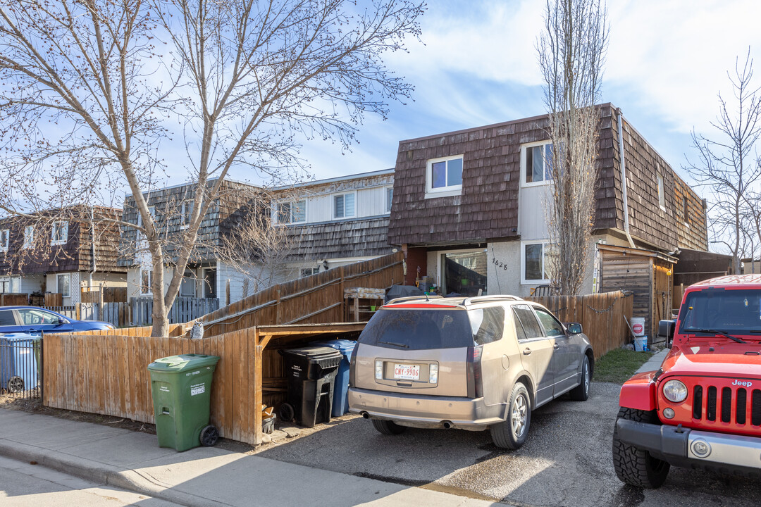 7626 24 St SE in Calgary, AB - Building Photo