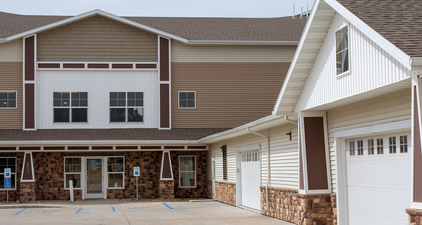 The Estates Senior Living in Moorhead in Moorhead, MN - Building Photo