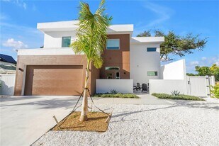 2065 Goldenrod St in Sarasota, FL - Building Photo