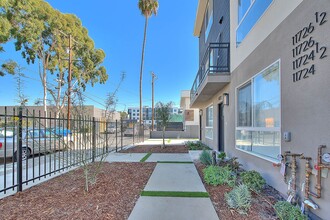 11732 Hamlin St in Los Angeles, CA - Building Photo - Building Photo
