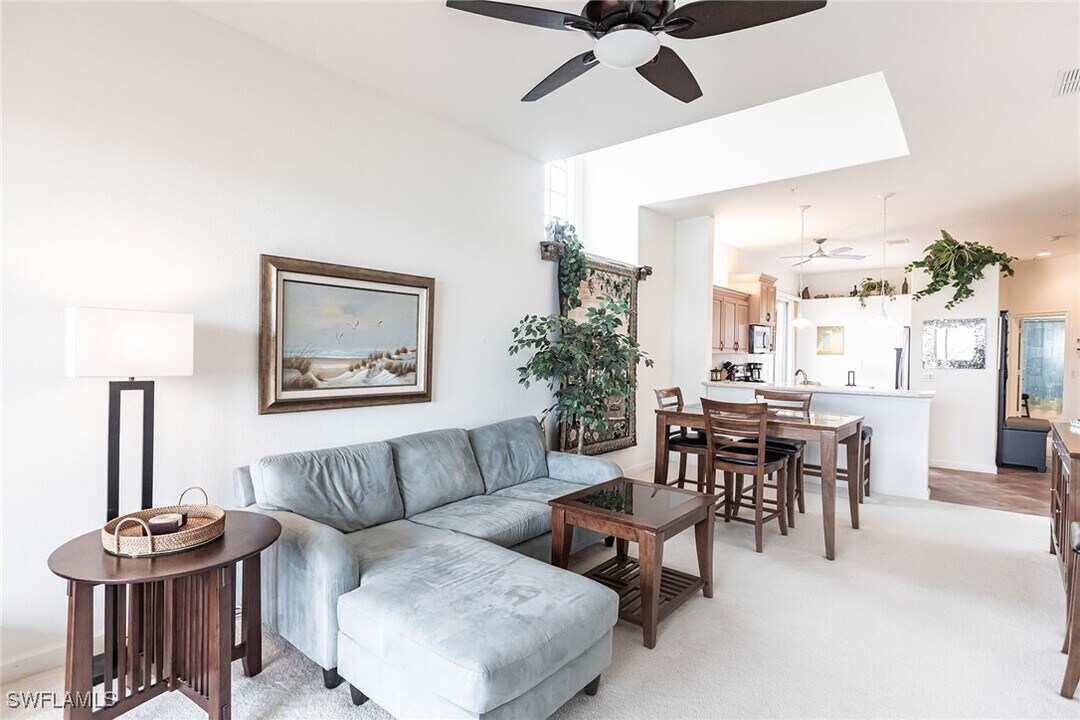 8598 Via Lungomare Cir in Estero, FL - Foto de edificio