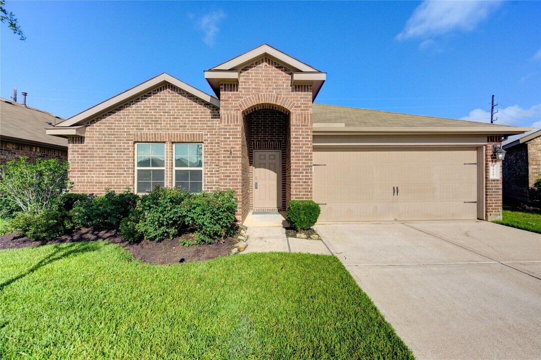 3939 McDonough Way in Katy, TX - Building Photo