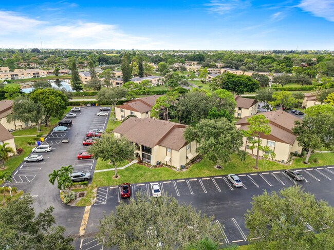 112 Lake Pine Cir in Greenacres, FL - Building Photo - Building Photo