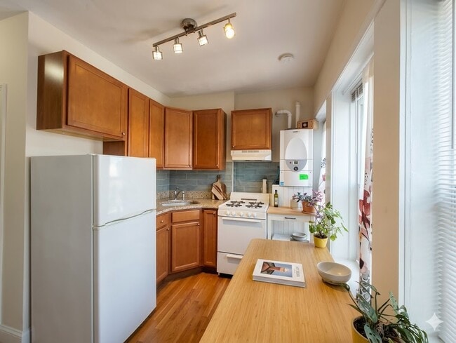 1056 Cambridge St, Unit 3F in Cambridge, MA - Building Photo - Building Photo