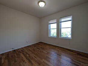 2347 N Drake Ave in Chicago, IL - Building Photo - Building Photo