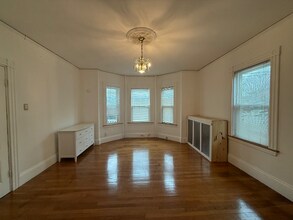 466 Beech St, Unit 1 in Boston, MA - Building Photo - Building Photo