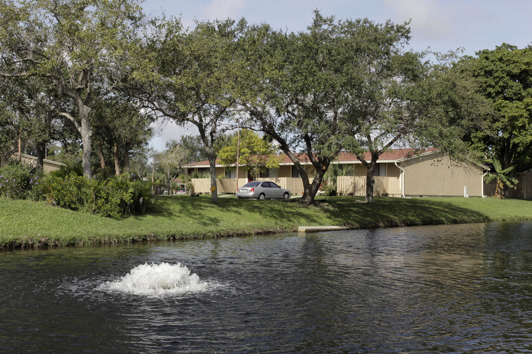 Vizcaya Villas in Tamarac, FL - Building Photo