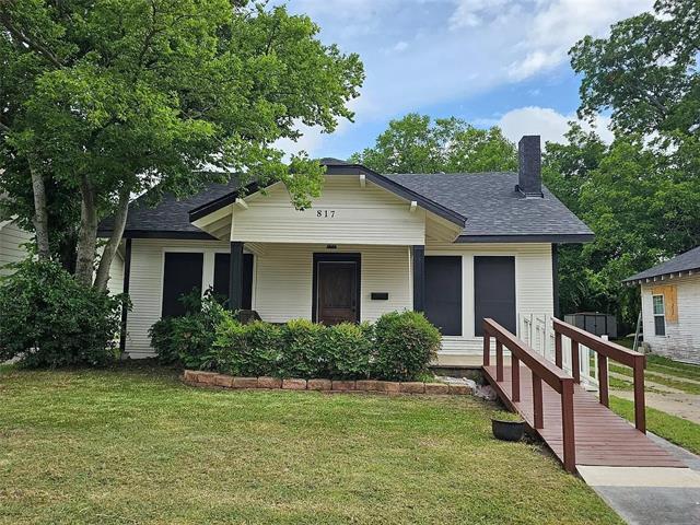 property at 817 W Fischer St