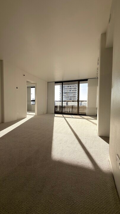 2499 Kapiolani Blvd, Unit 1705 in Honolulu, HI - Building Photo