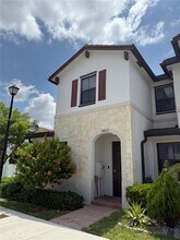 10623 West 33rd Ct in Hialeah, FL - Foto de edificio - Building Photo