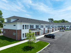 Eastview Knolls in Central Islip, NY - Foto de edificio - Building Photo