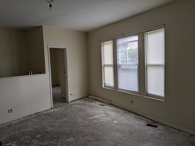 239 W 74th St in Chicago, IL - Building Photo - Interior Photo