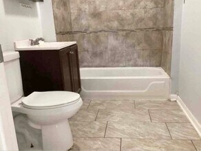 8423 S Muskegon Ave in Chicago, IL - Building Photo - Building Photo