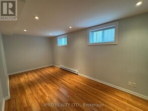 251 Troy St in Mississauga, ON - Building Photo - Building Photo