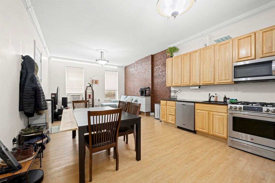 215 1st St in Jersey City, NJ - Building Photo