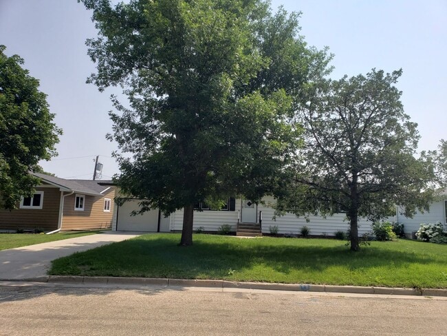1021 5th Ave SW in Jamestown, ND - Building Photo - Building Photo