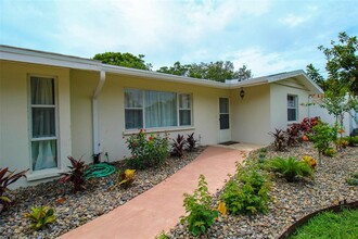 2232 Pine Terrace in Sarasota, FL - Foto de edificio - Building Photo