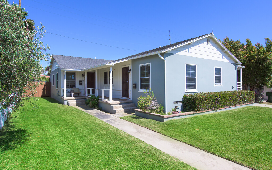 8704 El Manor Ave in Los Angeles, CA - Foto de edificio