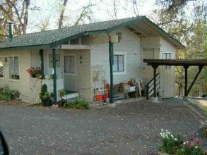 Oak Hill Acres in Tuolumne, CA - Foto de edificio - Building Photo