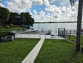 8220 SW 48th St in Miami, FL - Building Photo - Building Photo