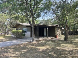 900-902 Hazelton St in San Marcos, TX - Building Photo
