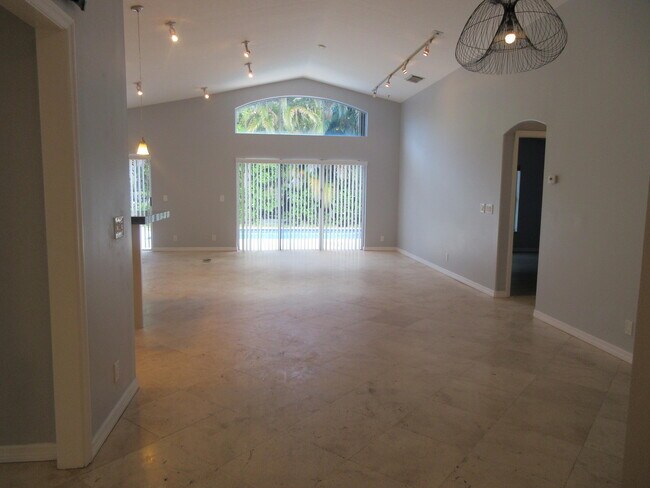 4955 SW 35th Terrace in Fort Lauderdale, FL - Building Photo - Building Photo