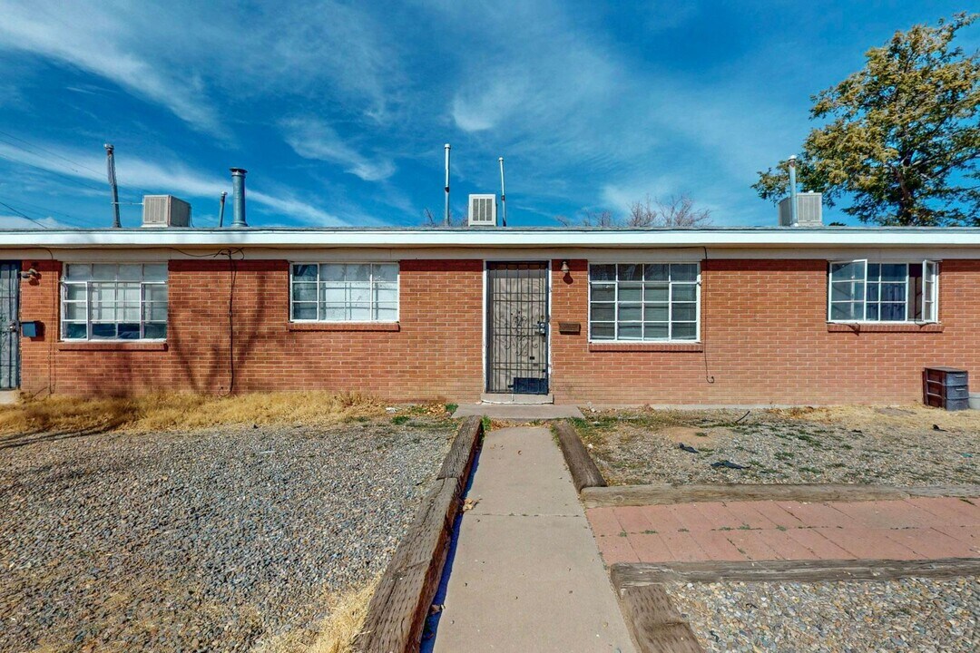 1033 Louisiana Blvd SE in Albuquerque, NM - Building Photo