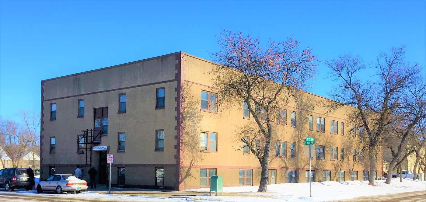 402 Apartments in Jamestown, ND - Foto de edificio