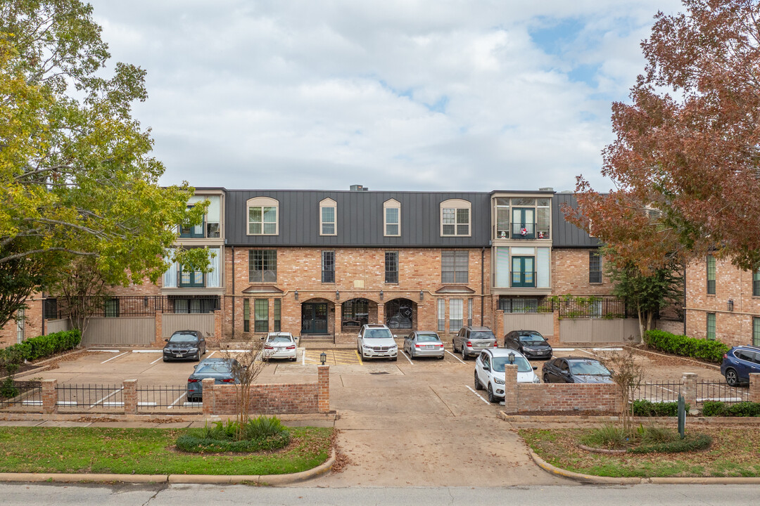 Brentwood Condominiums in Houston, TX - Building Photo