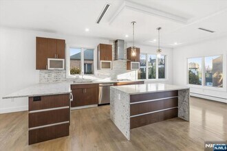 12 Orchard St in Edgewater, NJ - Building Photo - Building Photo