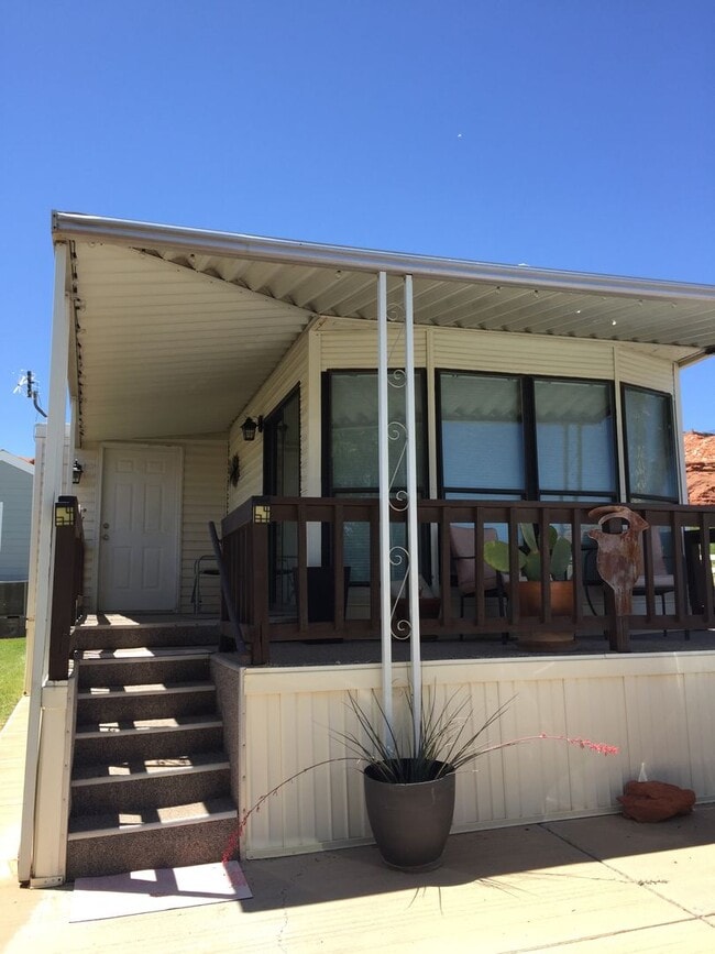 1150 W Red Hills Pkwy in Washington, UT - Foto de edificio - Building Photo