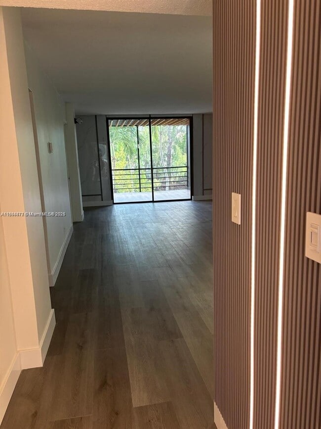 3660 NE 166th St in North Miami Beach, FL - Building Photo - Building Photo