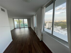 1200 West Ave, Unit 1516 in Miami Beach, FL - Building Photo - Building Photo