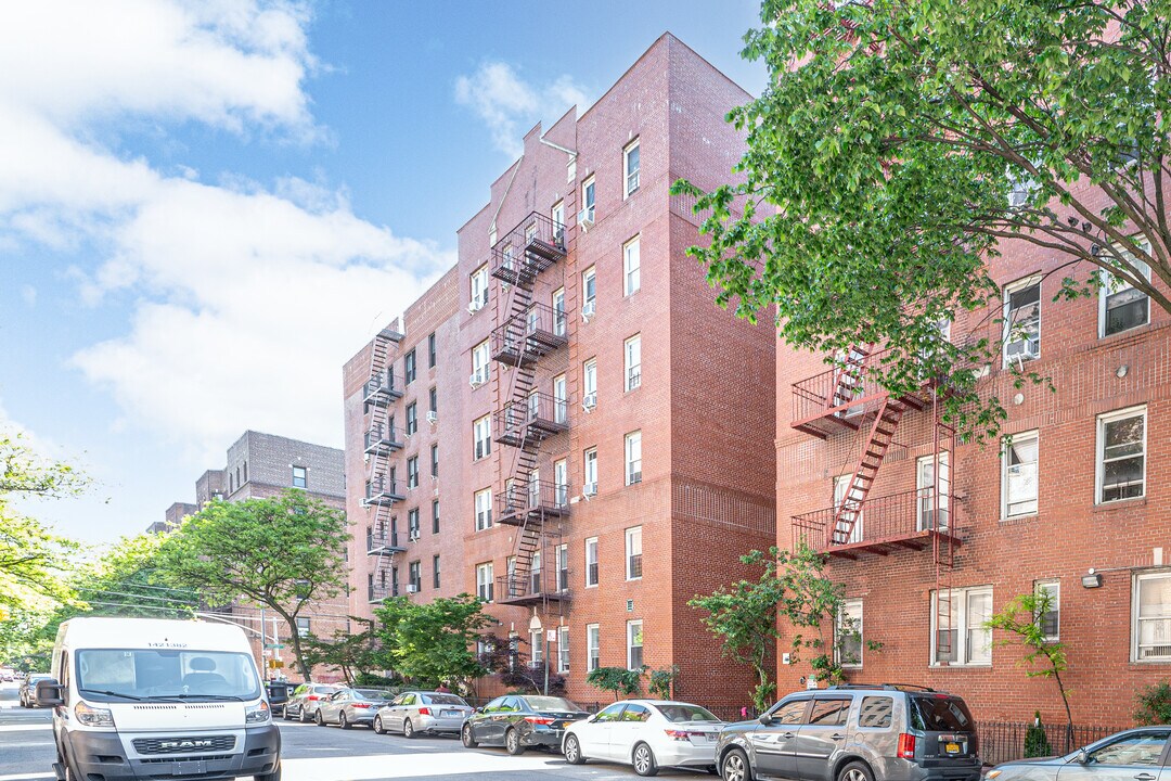 88-10 Whitney Ave in Elmhurst, NY - Building Photo