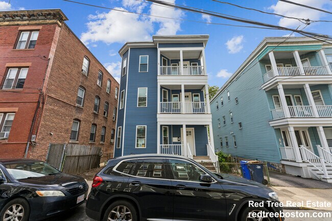 47 Brackett St, Unit 2 in Boston, MA - Foto de edificio - Building Photo