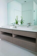 460 NE 28th St, Unit 305 in Miami, FL - Building Photo - Building Photo