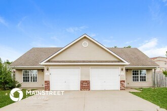 201 Palmer Ct in Pleasant Hill, MO - Foto de edificio - Building Photo