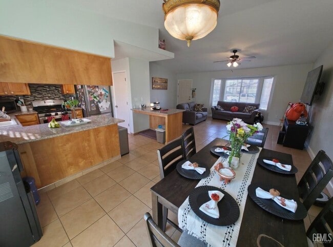 406 Calle De La Vina in Delano, CA - Building Photo - Building Photo